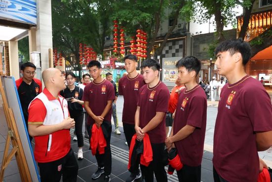 今日，电影《征途》官微宣布撤档，;路漫修远，择日相见